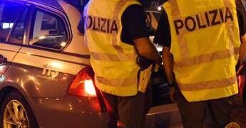 Roma, 23enne su auto a noleggio non si ferma all’alt e si schianta contro autobus