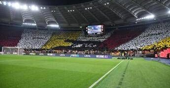 Roma, coreografia contro Bologna. Ironia social: “Sembra un gatto”