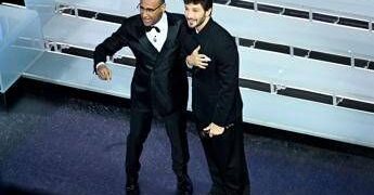 Sanremo, ad Rai: “Passaggio testimone a De Martino in diretta atto generosità di Conti”