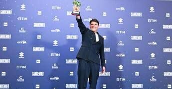 Sanremo, vince ‘Per sempre sì’ ma la Crusca boccia il testo: “Troppi luoghi comuni”