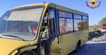 Scuolabus con 10 bambini contro auto nel Pavese: feriti conducenti