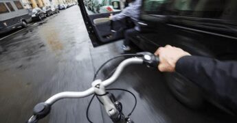 Sicurezza stradale, Euro Ncap accende i riflettori sul rischio “dooring”