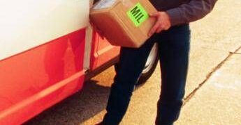 Slitta la tassa sui mini pacchi, ministero verso provvedimento: le novità