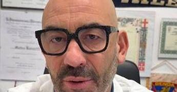 Smartphone prima di dormire? “Provoca problemi seri”, l’allarme di Bassetti