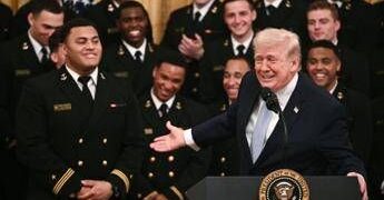 Stretto di Hormuz, Trump prepara fase 2 con navi e marines. Londra concede basi agli Usa