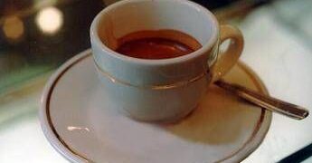 Ti porti la tazzina al bar? Il caffè costa solo 50 centesimi