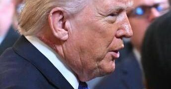 Trump e il collo arrossato, la spiegazione della Casa Bianca: “Colpa di una crema”