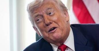 Trump e la reazione al report degli 007: “Mojtaba Khamenei probabilmente è gay”