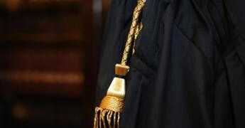 Uccise il padre a coltellate per legittima difesa, 20enne assolta in appello