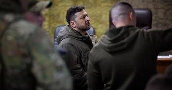 Ucraina, Zelensky in visita nel Donetsk: “Russia prepara offensiva primavera”