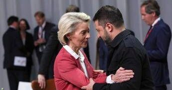 Ucraina, Zelensky sente von der Leyen. Ue al lavoro per sbloccare prestito da 90 miliardi a Kiev