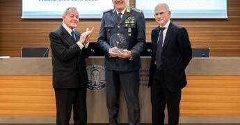 Università Campus Bio-Medico Roma, premio Sine Cura al generale Andrea De Gennaro