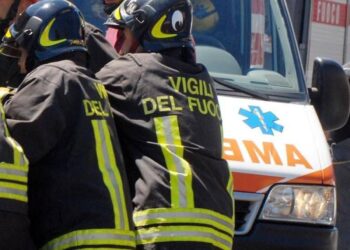 Urtato da camion mentre lavora su cestello, muore operaio 47enne