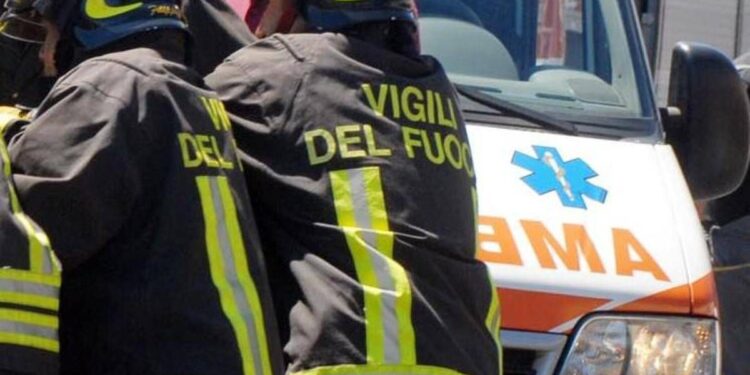 Urtato da camion mentre lavora su cestello, muore operaio 47enne
