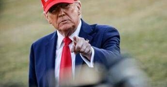 Usa, l’allarme degli ex 007: “Trump sta concentrando potere e indebolendo le istituzioni”