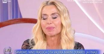 Valeria Marini in lacrime a La volta buona: “Frassica mi ha offesa”. Ed esce dallo studio