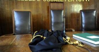 Venezia, perseguita ex professore per bocciatura: braccialetto elettronico a 26enne