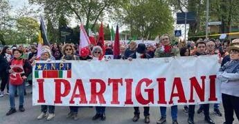 25 aprile, cortei in tutta Italia: momenti di tensione a Roma – Diretta