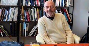 Addio ad Adriano Goldschmied, il ‘padrino del denim’ che rivoluzionò i jeans aveva 82 anni