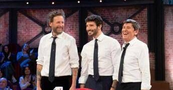 Affari Tuoi, stasera puntata speciale con Jovanotti e Morandi