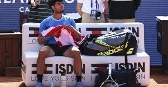 Alcaraz e il tutore al polso, il medico: “E’ l’anello debole dei tennisti, sull’articolazione il 30% degli infortuni agli arti superiori”