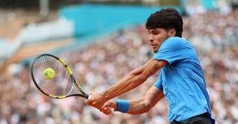 Alcaraz si ritira da Barcellona, Sinner allunga al numero 1. Come cambia ranking