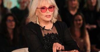 Amanda Lear a Belve: “Dalì era impotente, Bowie? Faceva un po’ schifo…”