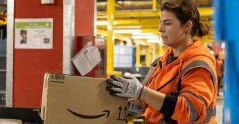 Amazon, 16 milioni di euro per la sicurezza su lavoro in Italia