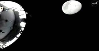 Artemis II batte il record dell’Apollo 13, equipaggio mai così distante dalla Terra