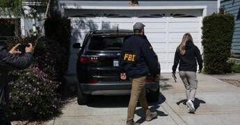 Attentato a Washington, Allen e il manifesto contro Trump: “Stop ai suoi crimini”