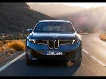 BMW iX3 40: l’elettrica d’accesso che alza il livello
