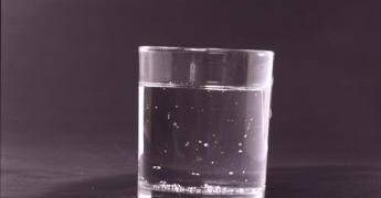 Bere acqua calda al mattino o alla sera? I consigli dell’esperto