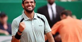 Berrettini travolge Medvedev a Montecarlo e si ‘scusa’ con… Carlo Verdone. Cos’è successo