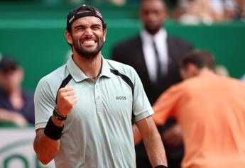 Berrettini travolge Medvedev a Montecarlo e si ‘scusa’ con… Carlo Verdone. Cos’è successo