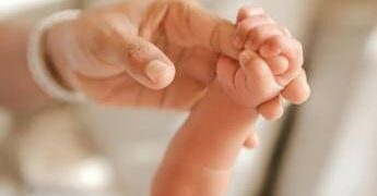 Bimba di 10 mesi muore in auto negli Stati Uniti: dimenticata per 8 ore dalla nonna che era andata a lavoro