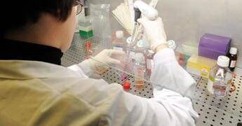 Bimbi Down da mamme giovani? Dietro la sindrome anche una reazione autoimmune: lo studio che cambia tutto