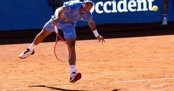 Borges serve dal basso sul match point, Etcheverry ‘offeso’. E Barcellona fischia