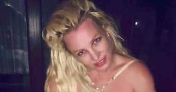 Britney Spears entra in riabilitazione dopo l’arresto: “Ha toccato il fondo”