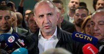 Bulgaria, Radev ha maggioranza assoluta in Parlamento: “Vittoria della speranza”