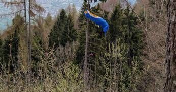 Cade con il parapendio e resta sospesa su un albero a 30 metri da terra