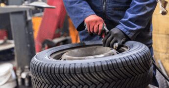 Cambio gomme estive: scadenze, regole e sanzioni secondo il Codice della Strada