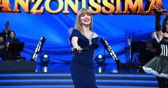 Canzonissima, oggi nuovo appuntamento: l’omaggio a Loretta Goggi