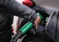 Carburanti, benzina e diesel continuano a scendere: prezzi medi