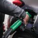 Carburanti, benzina e diesel continuano a scendere: prezzi medi