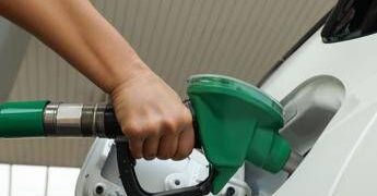 Carburanti, benzina in calo e gasolio sotto i due euro: i prezzi di oggi