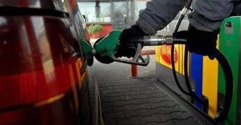 Carburanti, taglio accise in bilico: ipotesi bonus 100 euro per famiglie deboli