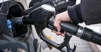 Caro carburante, prezzi benzina e diesel salgono ancora: senza taglio accisa gasolio a 2,4 euro
