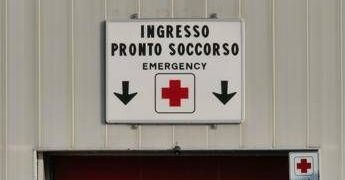 Chieti, difende il figlio durante una lite e viene colpito con un pugno: 50enne in coma