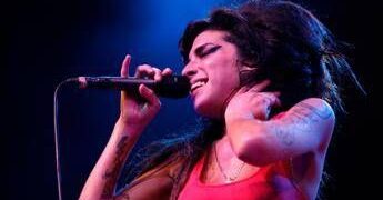 Cimeli di Amy Winehouse, il padre perde la causa contro due amiche della cantante