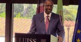 Clima, Ruto: “Shock climatici riducono Pil tra 3 e 5% ma Africa può guidare transizione energetica”
